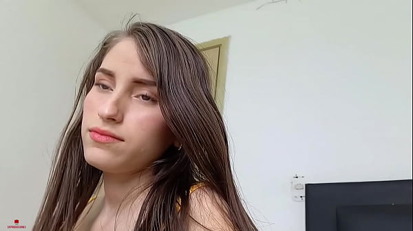 mi timida hermanastra me invita a pintarnos las uñas para que la folle duro y me corra en su coño