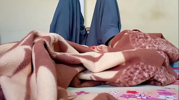 Indian sexy dever ne sakshi bhabi ko apni chut mein kheera dalte dekh liya