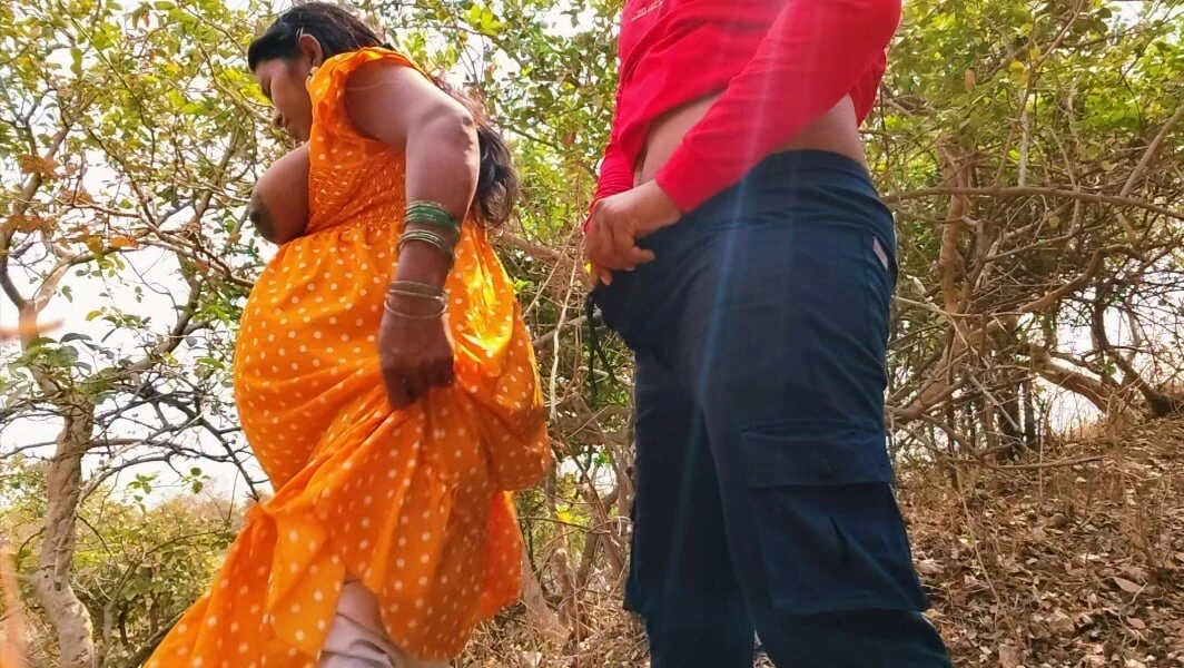 Aaj mer mere sath bahar outdoor me bathroom karne aai thi subah subah jangle me mera mood ban gaya aaur uski gand mar di – bhabhi xxx